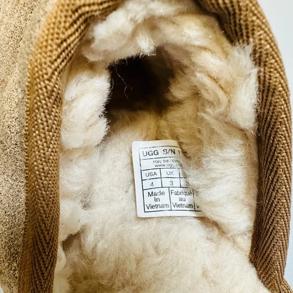 Kids size 4 Ugg slip on shoes - Picture 5 of 5